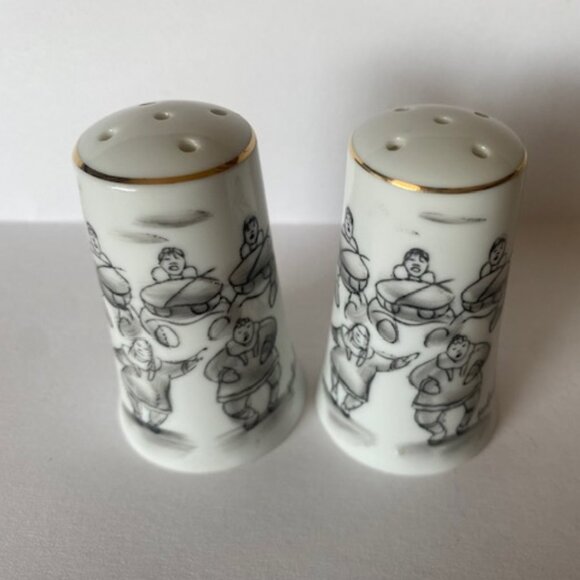 Vintage Salt and Pepper shakers artwork by 'Robert Mayokok. - Picture 1 of 7